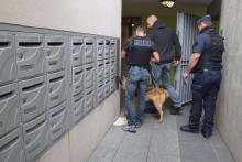 Des policiers recherchent des armes et de la drogue dans un immeuble du quartier des Grésillesl, le 19 juin 2020 à Dijon