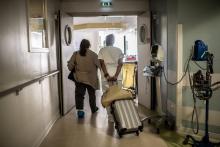 Une infirmière accompagne une patiente à sa sortie de l'hôpital Saint-Louis, le 28 mai 2020 à Paris