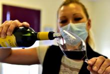 Une hôtesse verse du vin qui va être gouté par des professionnels à la maison du vin à Margaux, le 4 juin 2020