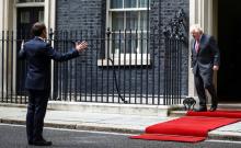 Le président français Emmanuel Macron accueilli par le Premier ministre britannique Boris Johnson le 18 juin 2020 au 10 Downing Street à Londres