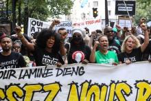 Manifestants en mémoire de Lamine Dieng, le 20 juin 2020 à Paris, avec au 1er rang, Assa Traoré, soeur d'Adama Traoré, également victime selon sa famille de violences policières