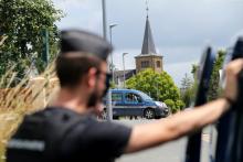 Les gendarmes devant une maison ayant appartenu au tueur en série Michel Fourniret, le 22 juin 2020 à Ville-sur-Lumes, dans les Ardennes
