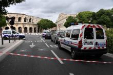 Des véhicules de police devant le palais de justice de Nîmes après le suicide d'un homme qui était parvenu à y pénétrer armé, le 12 juin 2020