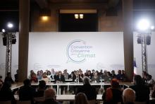 Le président Emmanuel Macron participe le 10 janvier 2020 à Paris à une séance de la Convention citoyenne pour le climat