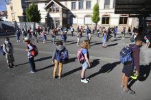 Des élèves respectent la distanciation sociale dans la cour d'une école élémentaire à Strasbourg, le 22 juin 2020