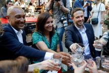 La maire PS de Paris Anne Hidalgo et le chef de file des Verts dans la capitale David Belliard (à droite), fêtent leur accord pour le 2e tour des municipales, le 2 juin 2020
