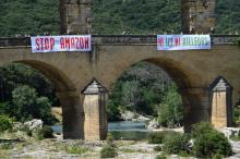 Des militants d'Attac France sur le pont du Gard, le 17 juin 2020