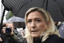 La présidente du RN Marine Le Pen s'adresse à la presse après la visite d'un commissariat à Villeneuve-la-Garenne, le 12 juin 2020