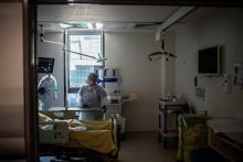 Un médecin s'occupe d'un patient atteint du coronavirus, le 28 mai 2020 à l'hôpital Saint-Louis, à Paris