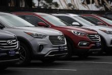 Des voitures neuves Hyundai Santa Fe proposées à la vente chez un concessionnaire à Colma, en Califo