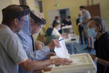 Dans un bureau de vote à Marseille au second tour des élections municipales le 28 juin 2020