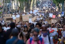 Des manifestants lors d'un rassemblement sur le Champ-de-Mars, le 6 juin 2020 à Paris, pour dénoncer le racisme et les violences policières