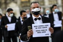 Un travailleur "extra" de l'événementiel manifeste à Paris le 24 juin 2020