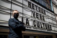 Un membre de l'équipe du théâtre L'Européen, à Paris, le 18 mai 2020, quelques jours après le déconfinement