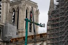 Des ouvriers travaillent sur l'échafaudage de la cathédrale Notre-Dame de Paris, le 11 mars 2020