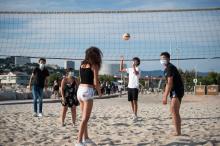 Partie de volleyball avec des masques sur la plage du Prado à Marseille, le 1er juin 2020