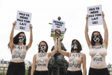 Des militantes de Peta manifestent place de la Nation à Paris, pour dénoncer le calvaire des vaches dans l'industrie laitière, le 5 juin 2020