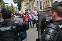 Des manifestants réclament la démission du préfet accusé de laxisme face aux expéditions punitives menées le week-end dernier par la communauté tchétchène dans le quartier sensible des Grésilles, le 2