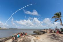 Des touristes photographient le décollage de la fusée Ariane 5, le 17 novembre 2016 sur une plage de Kourou, en Guyane