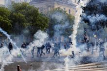 Heurts entre manifestants et forces de l'ordre, et jets de gaz lacrymogènes en marge du défilé du 1er mai à Paris