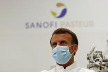 Le président Emmanuel Macron visite le site Sanofi Pasteur à Marcy-l'Etoile, près de Lyon, le 16 juin 2020