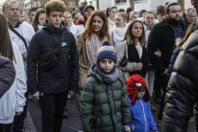 La veuve de Cédric Chouviat (c) et ses enfants lors d'un rassemblement le 12 janvier 2019 à Levallois-Perret après le décès du livreur mort à Paris après son interpellation par des policiers