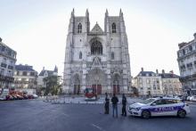 Abords de la cathédrale Saint-Pierre-et-Saint-Paul de Nantes, le 19 juillet 2020, au lendemain de l'incendie qui a ravagé son orgue