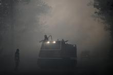 Des pompiers luttent contre un feu de forêt près de Le Tuzan, le 27 juillet 2020 en Gironde
