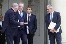 Gerard Larcher, Richard Ferrand, Emmanuel Macron et le président du CESE Patrick Bernasconi à l'Elysée à Paris le 2 juillet 2020