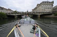 Des caissons de marchandises transportés sur une barge par voie fluviale, le 24 juillet 2020 à Strasbourg