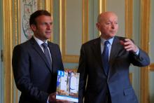 Le président Macron avec le Défenseur des droits Jacques Toubon, lors d'une réunion à l'Elysée, le 15 juin 2020