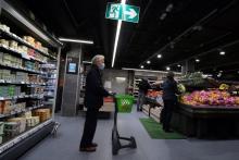Un homme fait ses courses dans un supermarché à Nantes en mai 2020