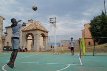 Activité basket organisée pour des enfants en colonie apprenante le 28 juillet 2020 sur l'île Sainte-Marguerite près de Cannes