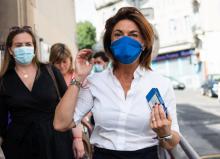 La présidente de la métropole et du département des Bouches-du-Rhône Martine Vassal (Les Républicains), quitte le bureau de vote des municipales à Marseille, le 28 juin 2020