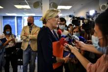 La présidente du Rassemblement national Marine le Pen fait une déclaration aux journalistes lors de la présentation du "Livre noir du Coronavirus", le 28 juillet 2020 à Nanterre