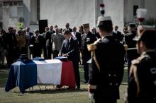 Le ministre de l'Intérieur Gérald Darmanin décore de la Légion d'honneur à titre posthume le cercueil de la gendarme tuée par un chauffard, lors des obsèques à Mérignac, le 9 juillet 2020