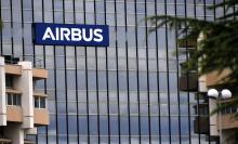 Le logo Airbus sur le siège de l'entreprise, à Saint-Martin du Touch, près de Blagnac, dans la banlieue de Toulouse, le 2 juillet 2020.