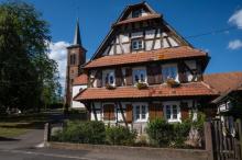 Vue d'une maison alsacienne traditionnelle dans le petit village de Hunspach (Bas-Rhin), le 8 juillet 2020