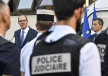 Le Premier ministre Jean Castex (gauche) et le ministre de l'Intérieur Gérald Darmanin, devant les forces de sécurité à Dijon, le 10 juillet 2020
