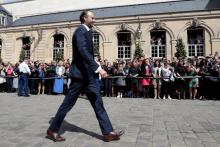 Le nouveau Premier ministre Edouard Philippe arrive à l'Hôtel Matignon pour la passation avec son prédécesseur Bernard Cazeneuve, le 15 mai 2017 à Paris