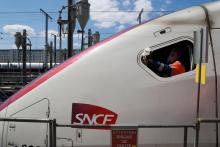Désinfection de la cabine de conduite d'un TGV dans le technicentre SNCF de Châtillon, en banlieue parisienne, le 14 mai 2020
