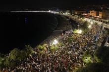 Une foule rassemblée sur la Baie des Anges pour un concert de The Avener, signature française de l'électro mondiale, le 11 juillet 2020 à Nice