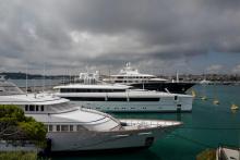 Les yachts amarrés au "quai des milliardaires" à Antibes, sur la Côte d'Azur, le 3 juillet 2020