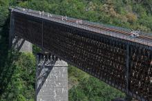 Des touristes traversent le Viaduc des Fades en vélorail, le 18 août 2020 aux Ancizes-Comps, dans le Puy-de-Dôme