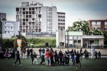 Joueurs et supporteurs lors d'un match de la "CAN des quartiers", inspirée de la Coupe d'Afrique des nations, au Stade Jean-Louis Moulin à Evry, le 25 mai 2019