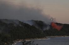 Un homme âgé est évacué par les pompiers lors d’un incendie de forêt à Martigues, le 24 août 2020