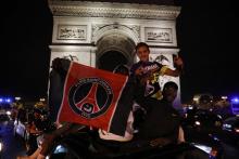 Des supporteurs du PSG célèbrent la qualification de leur équipe pour la finale de la Ligue des Champions, le 18 août 2020 sur les Champs Elysées à Paris