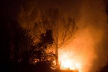 L'incendie qui a provoqué l'évacuation de centaines de personnes samedi soir à Faucon (Vaucluse) était fixé dimanche matin, mais restait actif sur certains secteurs