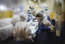 Equipe de réanimation au chevet d'un malade du Covid-19 le 9 avril 2020, à l'hôpital franco-britannique de Levallois-Perret