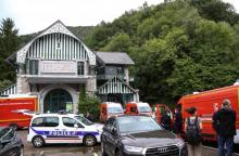 Des véhicules de police et de pompiers devant le funiculaire du Pic du Jer, le 10 août 2020 à Lourdes